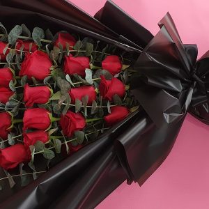 Ramo Premium Gigante Doce Rosas, Envoltura Negra Elegante