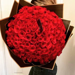 Big Bouquet TE AMO 100 🌹 rosas premium cómplices