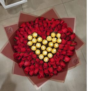 BIG BOUQUET PREMIUN CÓMPLICES 100 ROSAS Y BOMBONES FERREROS