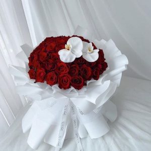 BIG BOUQUET PREMIUM CÓMPLICES 50 ROSAS MÁS ORQUÍDEAS