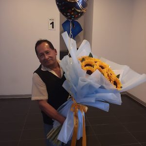 BIG BOUQUET PREMIUM 24 GIRASOLES CELESTE