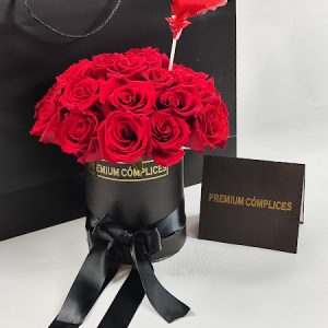 BOX PREMIUN CÓMPLICES DE 24 ROSAS POMPOSAS