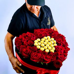 CORAZÓN GRANDE DE 50 ROSAS MÁS 25 FERREROS