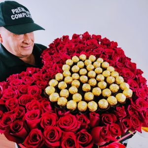 CORAZÓN PREMIUM MEGA GIGANTE DE 100 ROSAS Y 50 BONBONES FERREROS