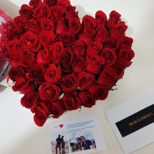 50 Rosas Rojas En Corazón Premium Cómplices