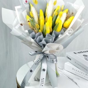 Ramo de 10 Tulipanes con detalles amarillos