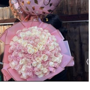 BIG BOUQUET PREMIUM DE 100 ROSAS MÁS GLOBO 2 GLOBOS CON HELIO