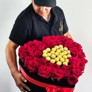 CORAZÓN GRANDE DE 50 ROSAS + CHOCOLATE FERRERO